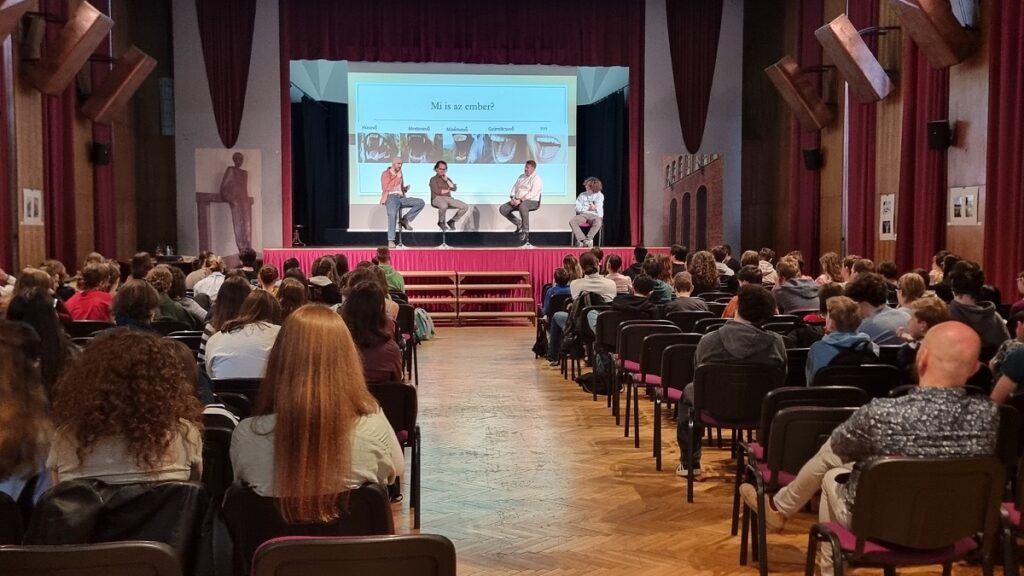 Zsolnay Gergely vegán séf inspiráló előadását élénk beszélgetés követte az ELTE Radnóti Gimnáziumban