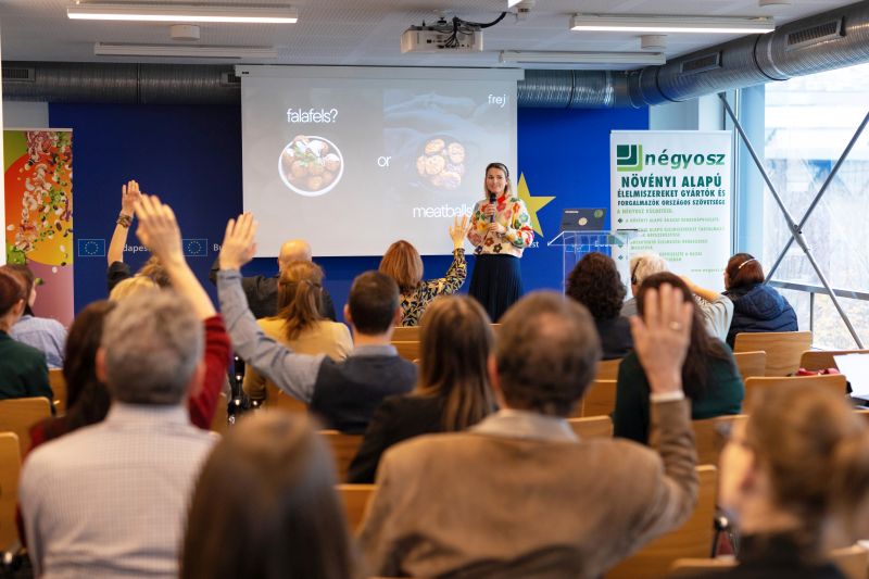 Dán példa Magyarországon: a fenntartható élelmezés közös stratégiát igényel – Beszámoló a NÉGYOSZ „A növényi kategória helye az élelmiszergazdaságban” című szakpolitikai konferenciájáról